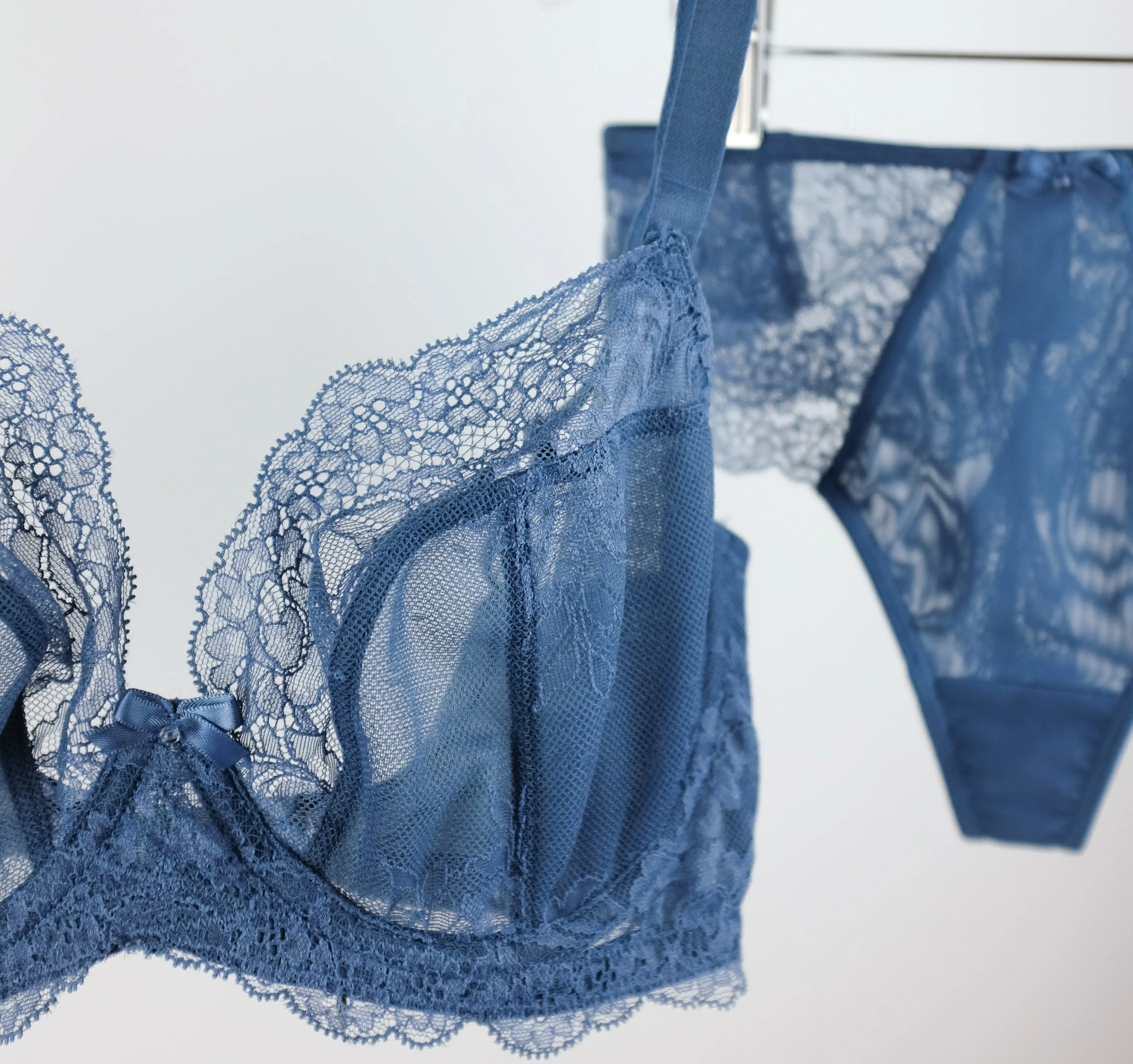 D  Lace Plunge [Periwinkle]