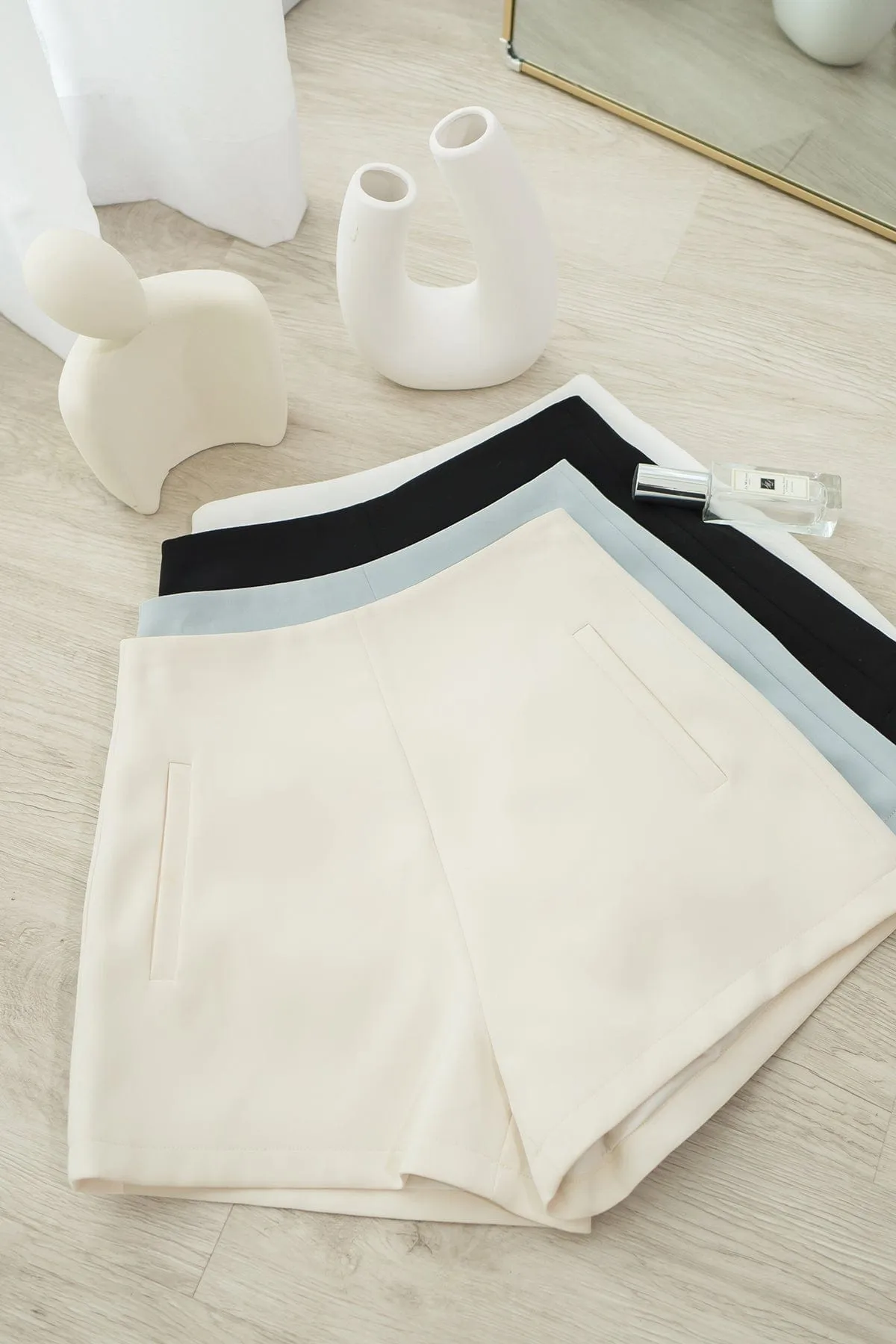 GWEN SEAMLESS SHORTS IN IVORY BEIGE