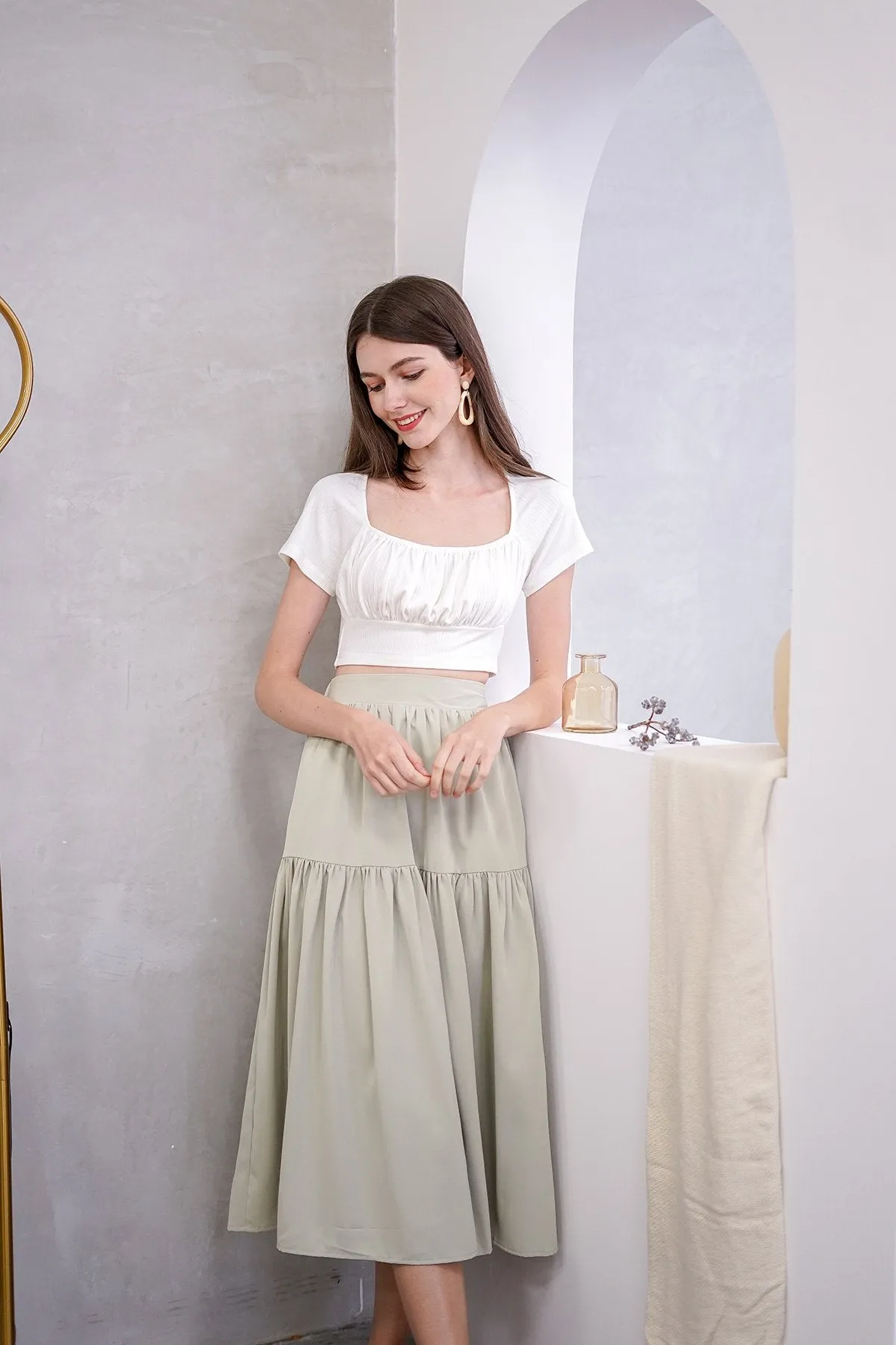 MADEBYNM BASIC THALIA RUCHED CROPPED TOP IN WHITE
